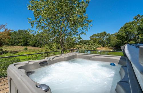 Hot Springs House | The Betty, on 2 acres Hot tub & 2 King Beds