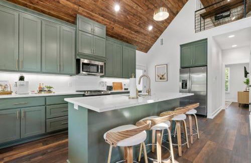 Hot Springs House | The Betty, on 2 acres Hot tub & 2 King Beds