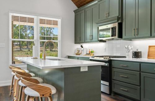 Hot Springs House | The Betty, on 2 acres Hot tub & 2 King Beds