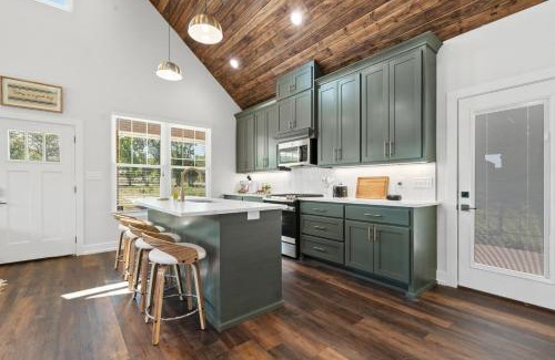 Hot Springs House | The Betty, on 2 acres Hot tub & 2 King Beds