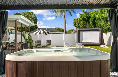 Clearwater House | The Beverley Pool Hot Tub Near Clearwater Beach