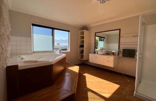 Kaikoura House | The big blue house