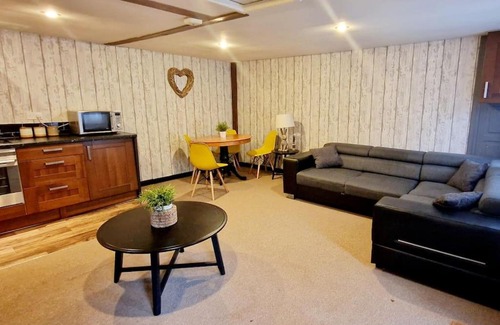 Wick House | The Birch Cabin with hot tub