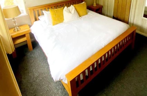 Wick House | The Birch Cabin with hot tub