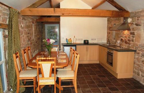 Carlisle House | The Bird Bath - Cottage
