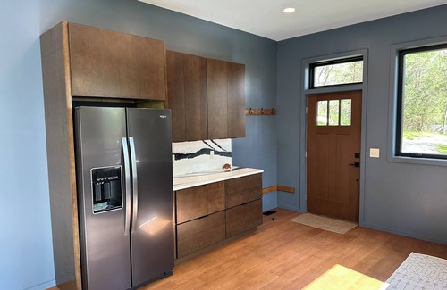 Blacksburg House | The Bird House - Brand new, 3.5 miles from VT, Privacy, Tile Shower, King bed.