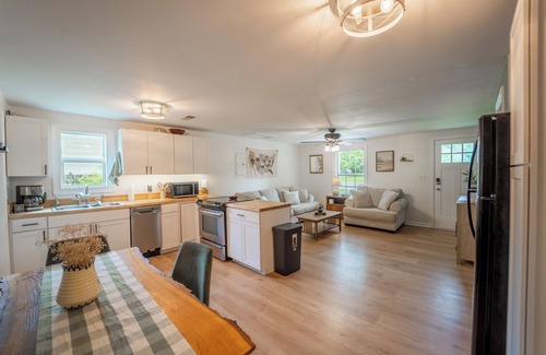 Lebanon House | The Bird House – Charming Downtown Lebanon Stay, Pets Welcome!