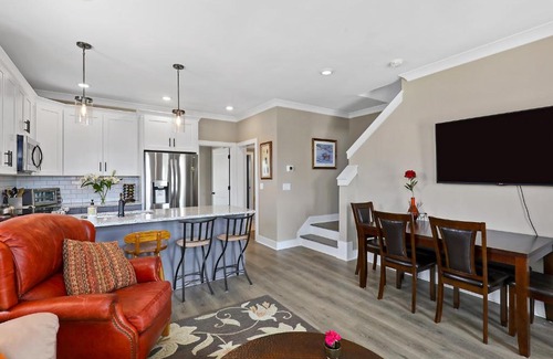 Lakewood House | The Bird House on Turtle Bay