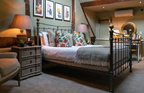 Knowl Hill Hotel | The Bird In Hand