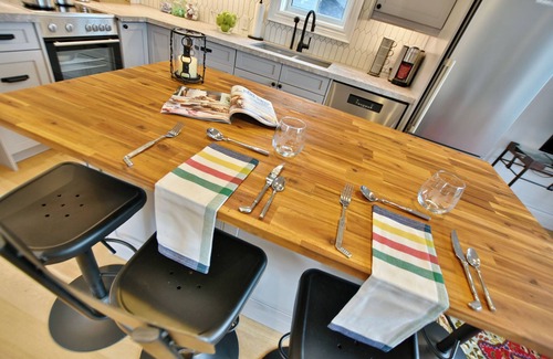 Creemore Apartment | The Birdhouse - Beautiful One Bedrm Apartment in the heart of charming Creemore