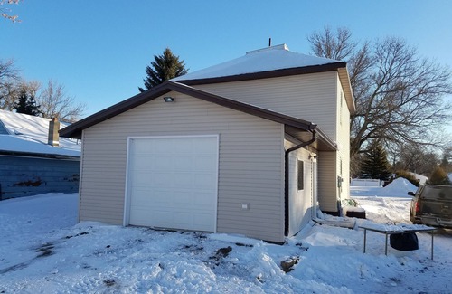 Bowdle House | The Birdhouse - Sportsman's Lodging: Pheasant hunting & fishing.
