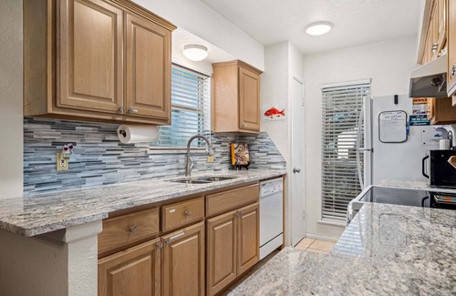 Sailhouse Condo | The Birds and The Beach | Pet Friendly, Fishing!