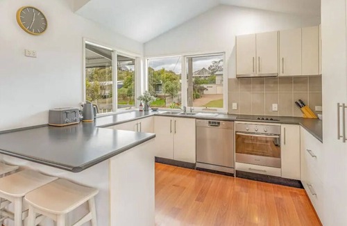 Sunset Strip House | The Birkdale by Ready Set Stay- heated pool, WIFI, amazing and modern