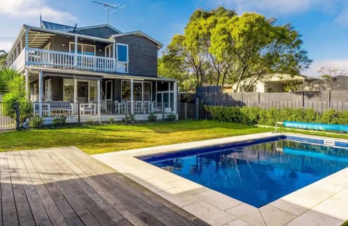 Sunset Strip House | The Birkdale by Ready Set Stay- heated pool, WIFI, amazing and modern
