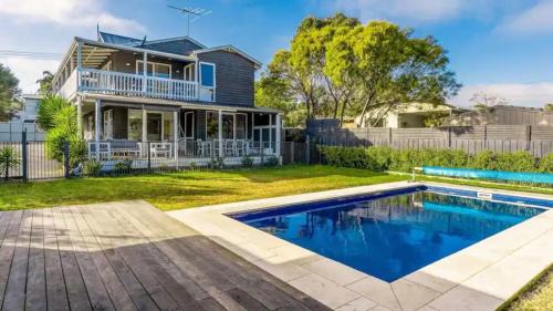 Sunset Strip House | The Birkdale with Heated Pool by Ready Set Stay - BYO Linen and Towels