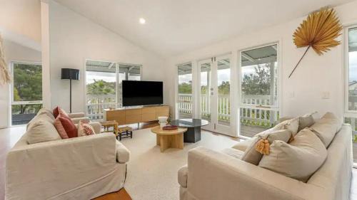 Sunset Strip House | The Birkdale with Heated Pool by Ready Set Stay - BYO Linen and Towels