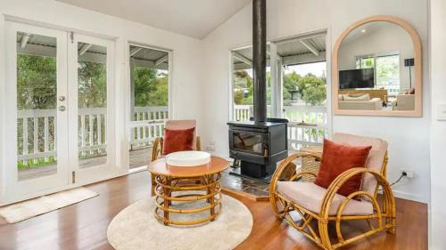 Sunset Strip House | The Birkdale with Heated Pool by Ready Set Stay - BYO Linen and Towels