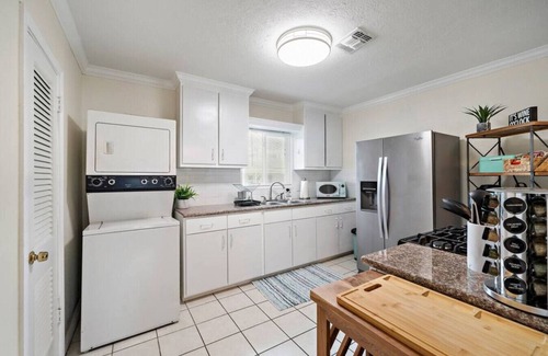 South Central Houston Apartment | The Bishop’s Haven 3