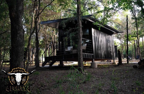 Alvord Cabin | The Black Crow | Couples’ Escape + Pickleball
