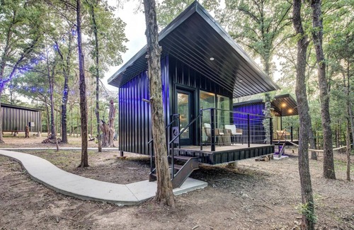 Alvord Cabin | The Black Crow | Couples’ Escape + Pickleball
