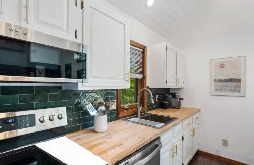 East Stroudsburg Ski Chalet | The Black Forest Chalet - Hot Tub, Hiking, Kayak