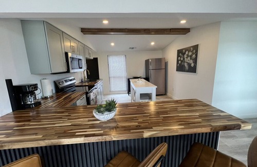 Poteet House | The black stone luxury retreat