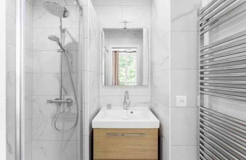 Notre-Dame-des-Champs Apartment | The black Swan
