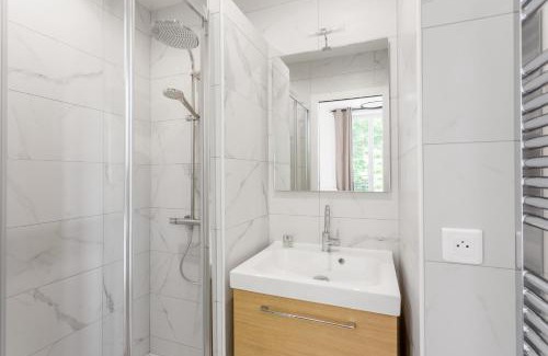 Notre-Dame-des-Champs Apartment | The black Swan