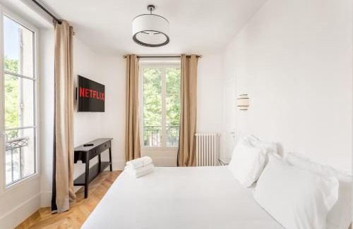 Notre-Dame-des-Champs Apartment | The black Swan