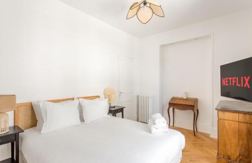 Notre-Dame-des-Champs Apartment | The black Swan