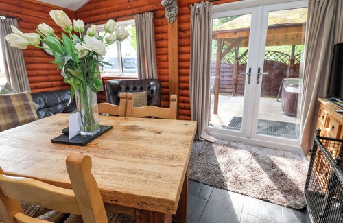 Saint Asaph Cottage | THE BLACKTAIL, pet friendly, with hot tub in St Asaph
