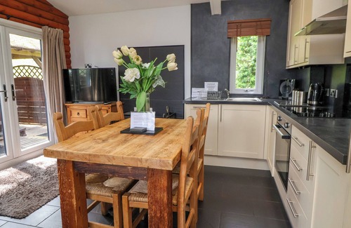 Saint Asaph Cottage | THE BLACKTAIL, pet friendly, with hot tub in St Asaph