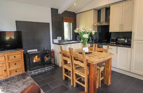 Saint Asaph Cottage | THE BLACKTAIL, pet friendly, with hot tub in St Asaph