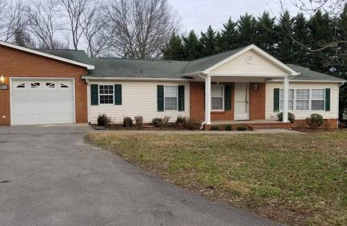 Cedar Bluff House | The Blessed Way 4 BD RM 3 BA Great for Large Groups