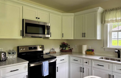 Ferndale Cottage | The Blissful Bluebird: Country Cottage With 2 Bedrooms, 2 Bedrooms, Heat and AC
