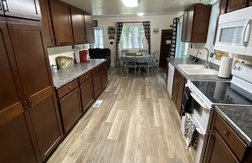 Lincoln House | The BLL Cabin with 4 kings and 1 full bed in town.