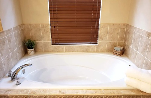 Deltona Lakes Apartment | The Blue Agave—Private Studio w/Roman Tub