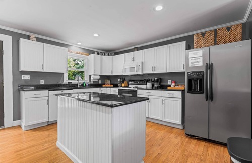 Mayhew House | The Blue Bungalow - Stay for 8