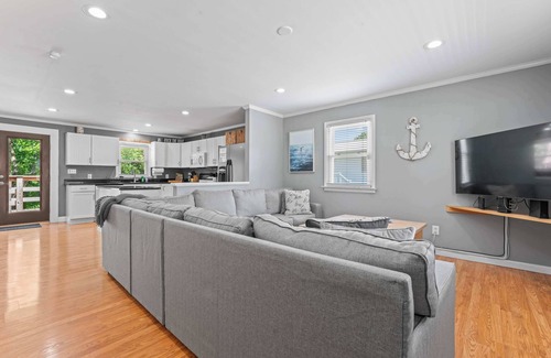 Mayhew House | The Blue Bungalow - Stay for 8