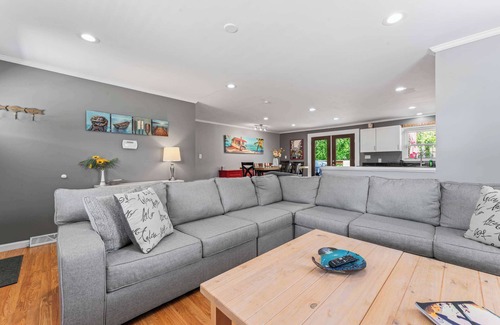 Mayhew House | The Blue Bungalow - Stay for 8