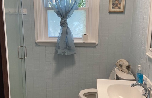 Grand Rivers House | The Blue Bungalow, 3 min.from KY Lake, Green Turtle Bay Resort and Patti’s Rest.