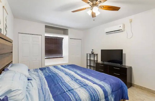 Pinellas Park House | The Blue Bungalow. 3B 2B home. Close to Beaches