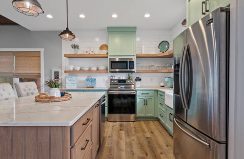 Scottsville House | The Blue Cat: Family-Friendly Luxury Lakefront Retreat w/Fire Pit, Sunset Views
