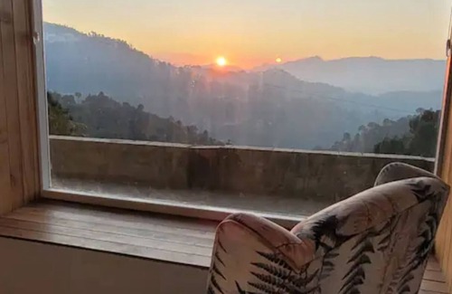 Barog House | The Blue Door - Luxurious home with a Sunset View
