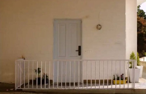 Barog House | The Blue Door - Luxurious home with a Sunset View