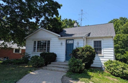 Courtice House | The Blue Door Retreat. Cottage style living in the city!