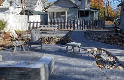 Bolton Landing House | The Blue Escape - Enjoy downtown by foot