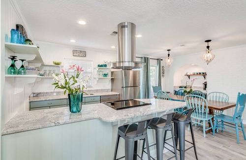 Seacoast Shores House | The Blue Fin Bungalow- Coastal Comfort & Beauty. 1 Block to the Beach -Sleeps 10