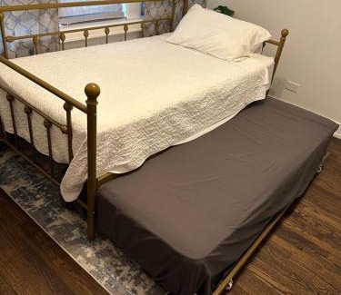 North Mayfair Apartment | The Blue Golden Luxury Modern 3- Bedroom Apartment in Chicago