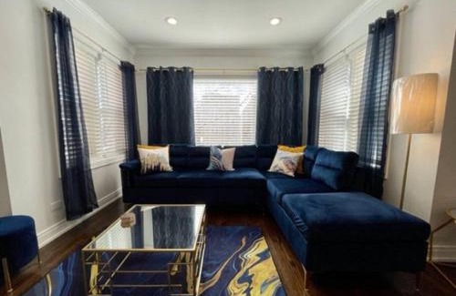 North Mayfair Apartment | The Blue Golden Luxury Modern 3- Bedroom Apartment in Chicago
